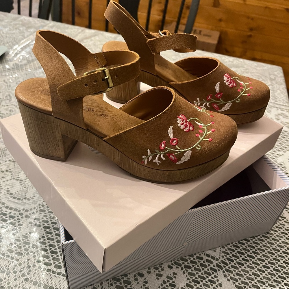 Comfortable suede clogs with platform block heels! Color is cognac. Size 37